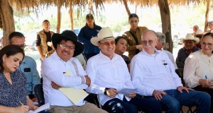 Alfonso Durazo reafirma compromiso con el Plan de Justicia Yaqui El gobernador Alfonso Durazo encabezó una mesa de trabajo junto al secretario de Agricultura, Julio Berdegué, y autoridades tradicionales Yaquis.