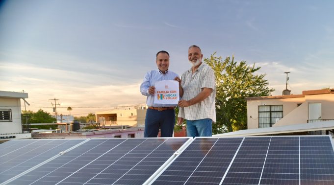El programa Hogar Solar está dirigido a usuarios domésticos con consumos medios, ofreciendo sistemas fotovoltaicos financiados a bajo costo, sin intereses y con cómodos pagos.