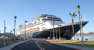 Crucero Zaandam arriba a Guaymas con más de mil pasajeros El puerto de Guaymas recibió al crucero Zaandam de Holland America Line.