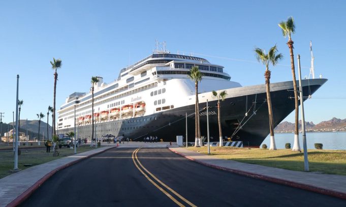 El puerto de Guaymas recibió al crucero Zaandam de Holland America Line.