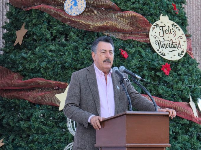 .- El alcalde Javier Lamarque acompañó al gobernador Alfonso Durazo en el inicio de la cuarta edición del Operativo Navideño del Gobierno del Estado.