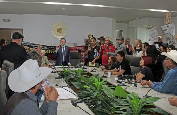 Durante una sesión que se extendió por más de una hora, los manifestantes expusieron que su principal objetivo es la cancelación del Plan Hídrico de Agua.