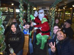 Santa y el Grinch animan el Trolebús Turístico en Hermosillo Santa Claus y el Grinch recorrieron Hermosillo.