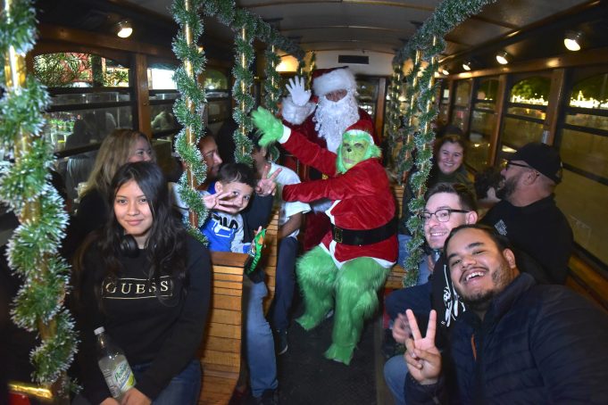 Santa Claus y el Grinch recorrieron Hermosillo.