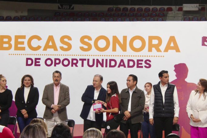 El gobernador de Sonora, Alfonso Durazo Montaño, entregó 540 becas a deportistas destacados de la entidad.