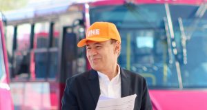 Entrega Alfonso Durazo unidades de transporte público para Hermosillo El gobernador de Sonora, Alfonso Durazo Montaño, realizó la entrega unidades nuevas de transporte público.