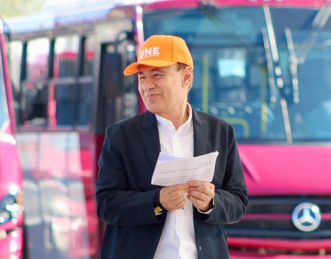 El gobernador de Sonora, Alfonso Durazo Montaño, realizó la entrega unidades nuevas de transporte público.
