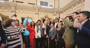 Alfonso Durazo anuncia acuerdo histórico para Cananea y el Río Sonora Alfonso Durazo anunció un acuerdo histórico que destina 2,200 millones de pesos para atender demandas sociales y ambientales en Cananea y los municipios del Río Sonora.