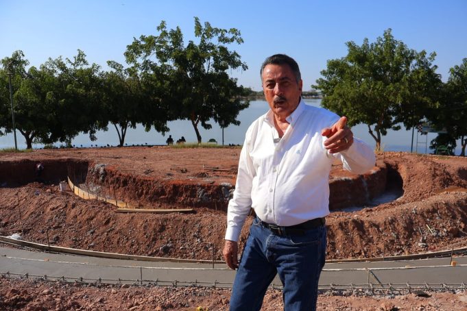 El alcalde Javier Lamarque supervisó los avances en la construcción del auditorio al aire libre ubicado en la Laguna del Náinari.
