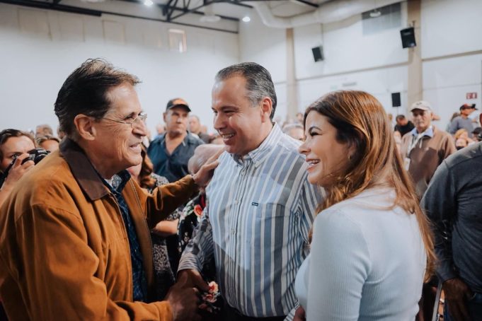 El alcalde Antonio “Toño” Astiazarán y su esposa Patricia Ruibal encabezaron la entrega de 350 prótesis dentales a adultos mayores.