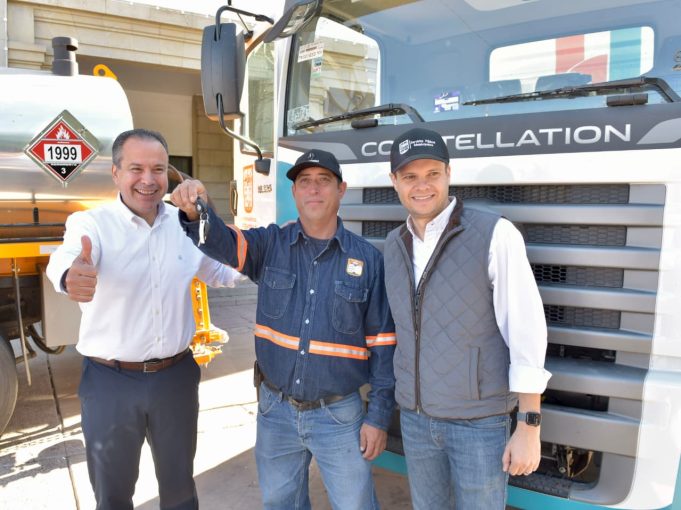 Toño Astiazarán entregó nueva maquinaria.