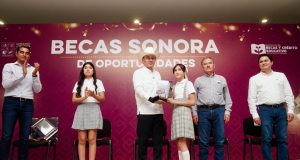 Alfonso Durazo impulsa el mayor programa de becas en Sonora El gobernador Alfonso Durazo Montaño anunció que este año la inversión en becas educativas alcanzará los mil millones de pesos.
