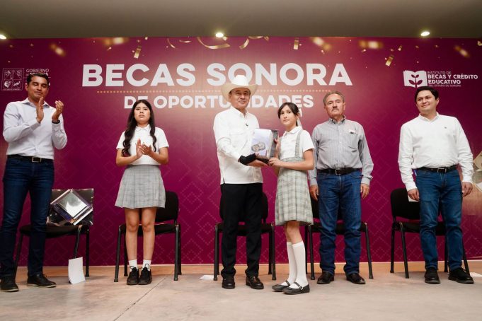 El gobernador Alfonso Durazo Montaño anunció que este año la inversión en becas educativas alcanzará los mil millones de pesos.