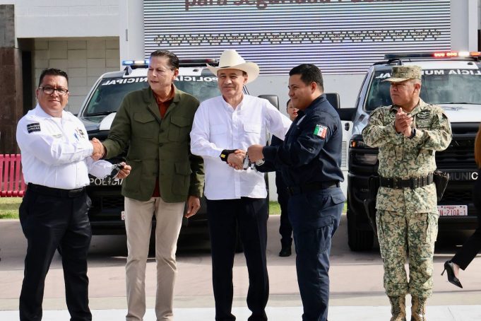 Alfonso Durazo Montaño realizó una gira de trabajo en San Luis Río Colorado, donde entregó 145 escrituras, 14 patrullas.