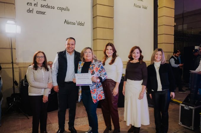 El alcalde Antonio Astiazarán y su esposa Patricia Ruibal Zaragoza, presidenta del DIF Hermosillo, encabezaron el reconocimiento a los participantes de la cuarta edición de Una Mirada a la Discapacidad.