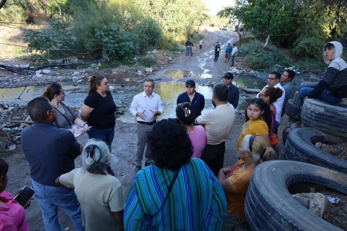 Omar del Valle Colosio, presentó un exhorto dirigido al Ayuntamiento de Hermosillo y al organismo Agua de Hermosillo, con el objetivo de que se elabore un plan integral para atender la problemática de fugas y drenaje que afecta a la ciudad.
