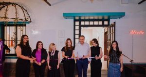 Lanza “Toño” Astiazarán fondo de apoyo para mujeres artistas Antonio Astiazarán Gutiérrez anunció la convocatoria Creartística, la cual cierra el 4 de abril de 2026.