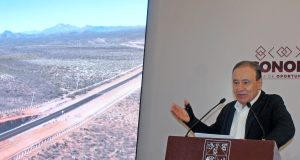 Anuncia Gobierno Sonora plan de rescate carretero El gobernador Alfonso Durazo Montaño presentó el plan de restauración carretero estatal, el cual tendrá una inversión de 10,285 millones de pesos.